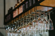 В ресторанах Омска на новогодних праздниках оказался самый высокий средний чек в стране