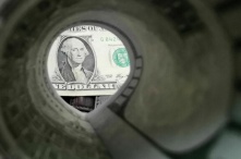 Россиянам рассказали, почему во многих странах не принимают старые доллары