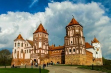 Замки Беларуси, пляжи Абхазии и пирамиды Египта: топ-10 самых доступных стран для отдыха