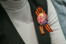 В Омске продолжается раздача георгиевских лент перед Днём Победы