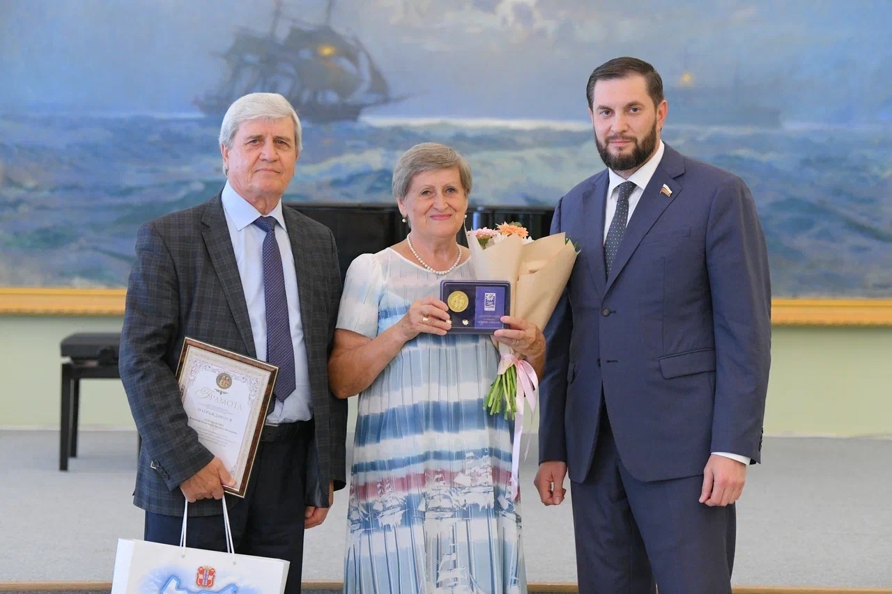 В Омске 120 супружеским парам вручили общественную медаль