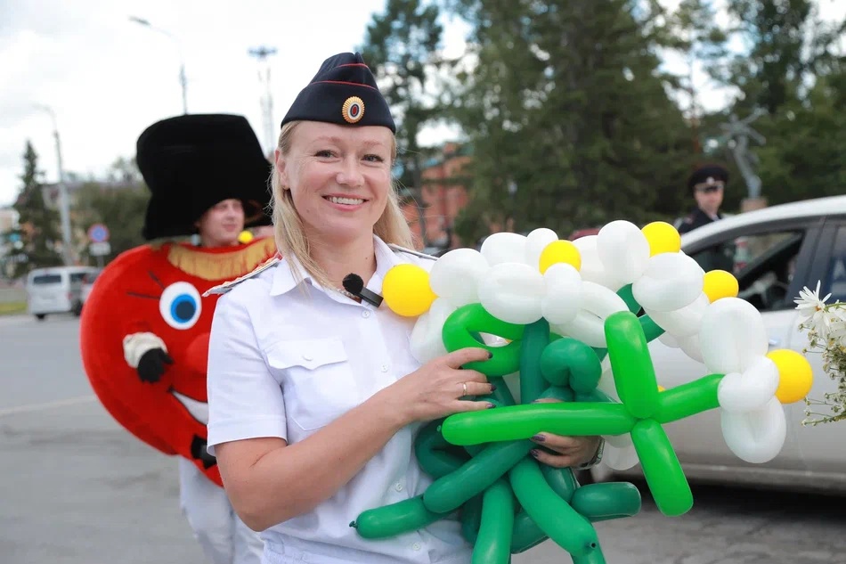 Омичи получили букеты ромашек от сотрудников ГИБДД 