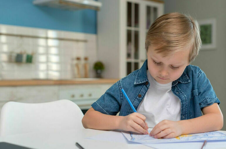 Омский депутат высказался об отмене домашних заданий для школьников