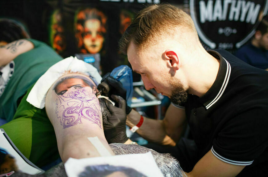 Работу тату-салонов предложили урегулировать