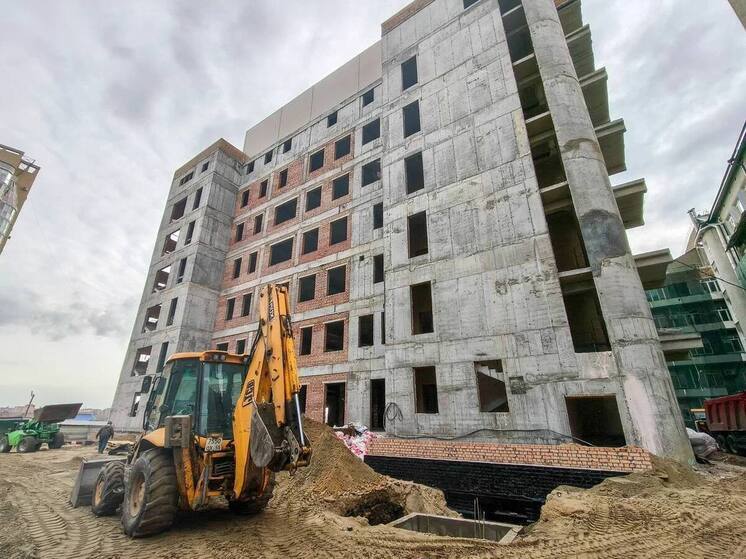 В Омске продолжается строительство нового корпуса клиники на Булатова