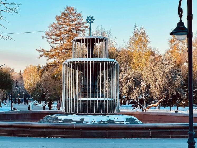 В Омске начали украшать фонтаны к Новому году