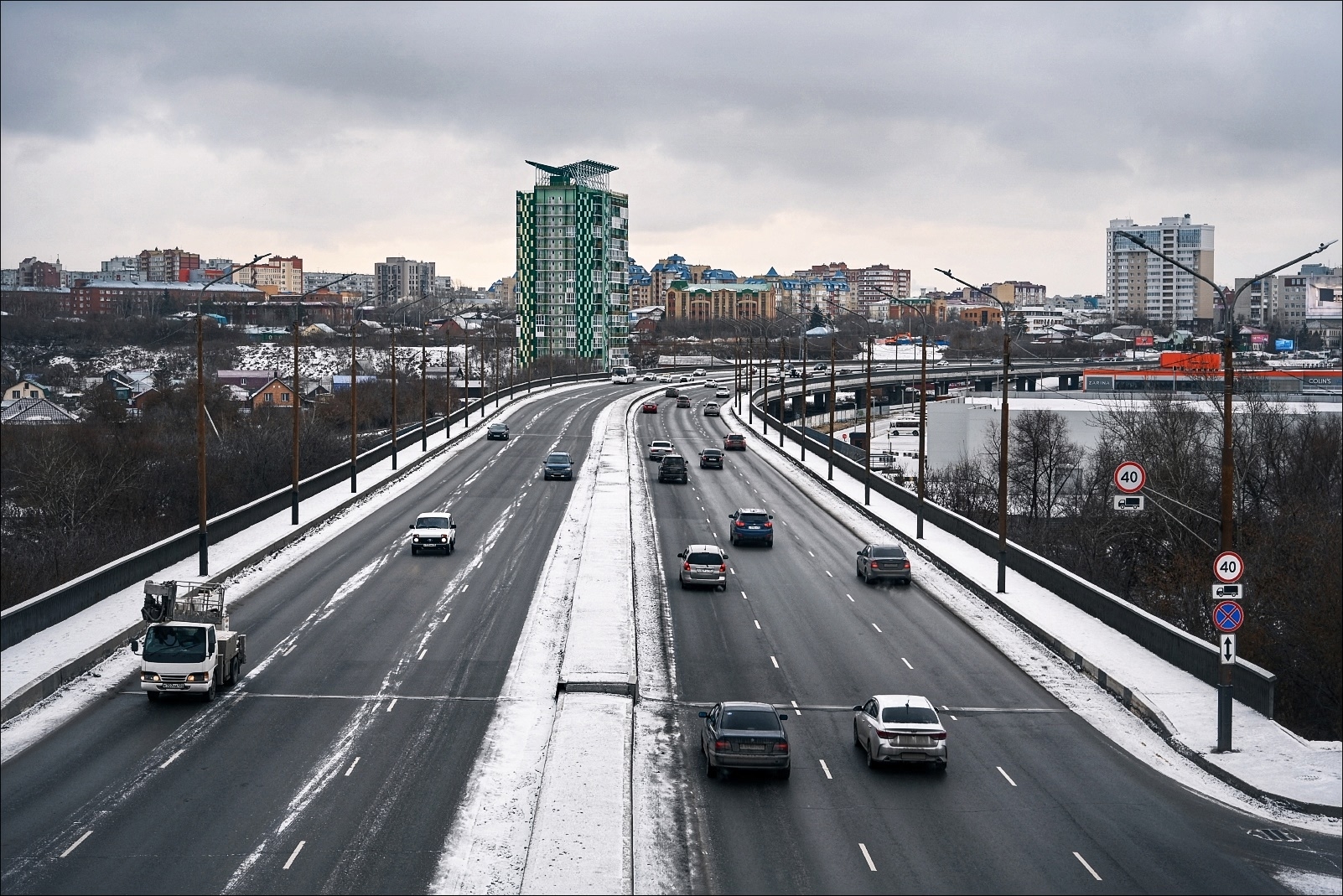 Омичей власти предупредили о наледи и ухудшении видимости на дорогах
