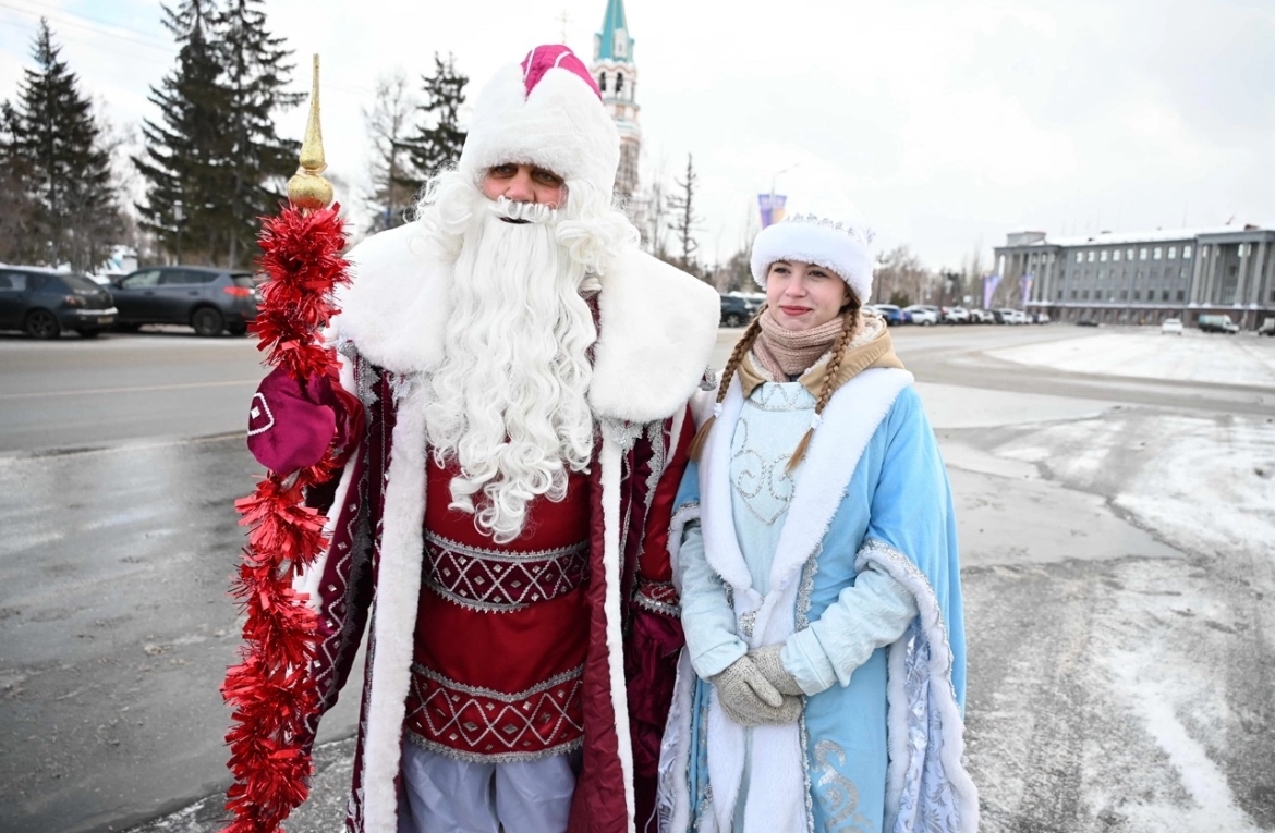 В Омске полицейский Дед Мороз подарил водителям праздник и напоминание о безопасности