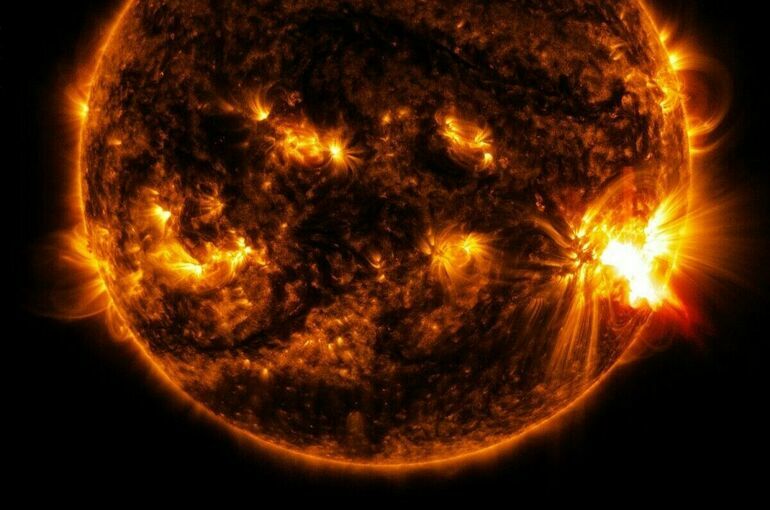 К Земле пришел поток солнечного ветра из корональной дыры