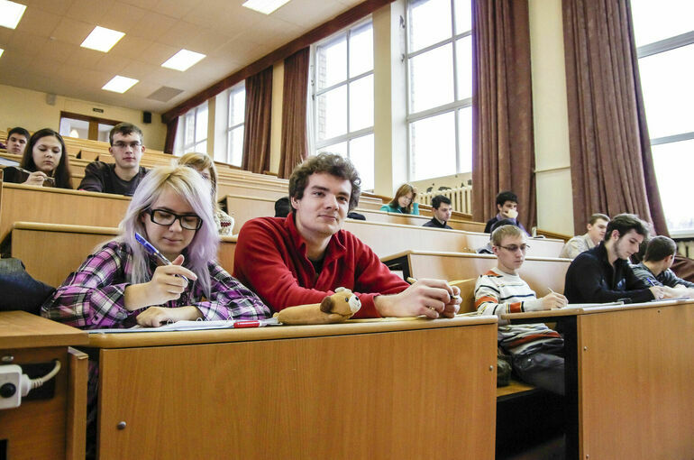 В России Минобрнауки сократило 13% платных мест в российских вузах