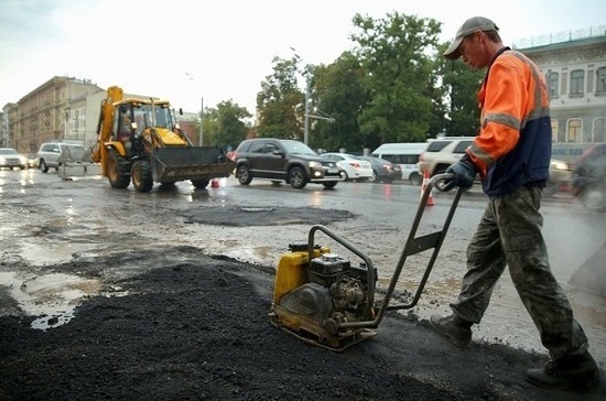 В Омске дороги начнут ремонтировать холодным асфальтом