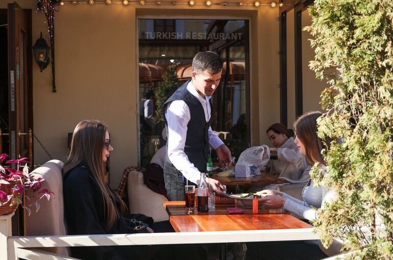 В России на летних верандах кафе могут ограничить время пребывания