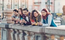 В стране стало больше молодежи, которая не учится и не работает