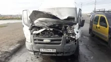 В Омске после столкновения загорелась маршрутка с пассажирами
