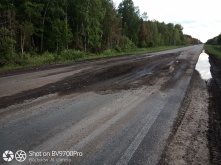 Новый асфальт разваливается на трассе в Муромцево
