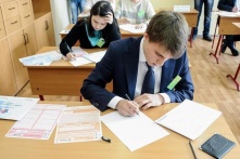 Школьники сдают ЕГЭ по географии, информатике и литературе
