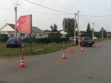 Под Омском иномарка сбила на обочине трех девушек