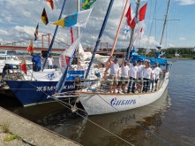 «Сибирь» начала экспедицию через Арктику