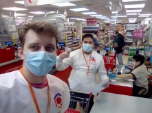 Добровольцы продолжают помогать омичам с покупкой продуктов и медикаментов