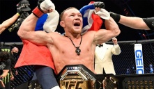 Петр Ян привез пояс чемпиона UFC в Омск