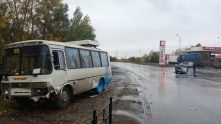 Водитель легковушки врезался в пассажирский автобус с людьми