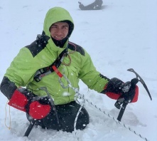 Рустам Набиев на руках взобрался на вершину Эльбруса.