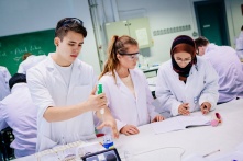 Омичей приглашают участвовать в Пироговской олимпиаде по химии и биологии