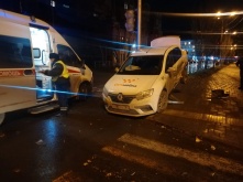 В Омске таксист устроил аварию, вылетев на тротуар