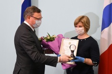 В Омске наградили пятерых молодых омских учёных