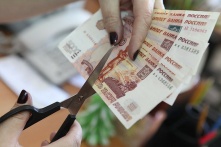 Почти половине компаний в пандемию пришлось сокращать зарплаты