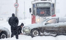 В Омске устраняют последствия снегопада