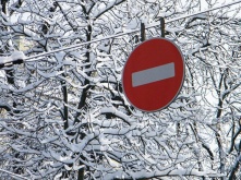 В Омске частично перекрыли дорогу из поселка Чкаловский