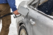 Омск вошел в число городов, где больше всего подорожал бензин