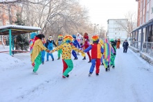 В Омске прошел флешмоб «Улыбка в окне»