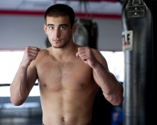 Омский боец Корешков проведет бой с Родригесом на турнире AMC Fight Nights