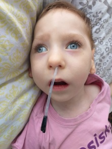 Четырехлетняя девочка просит о помощи