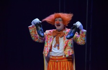 Артисты омского ТЮЗа ставят мистическую буффонаду на новой площадке 