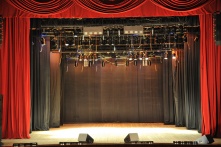 Омский ТЮЗ приглашает на спектакль «Смешные деньги»