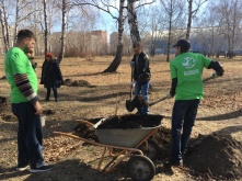 У омичей появились собственные деревья в парке