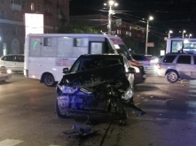 В Омске перевернулась пассажирская маршрутка