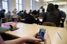 Школьникам запретили пользоваться гаджетами на занятиях