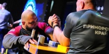 Омский силач выиграл всероссийский турнир по армрестлингу