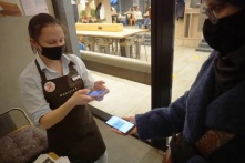 В регионах России начали отменять QR-коды