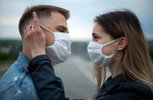 В России начали отменять масочный режим