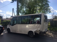 Пошел на таран: в Омске фура столкнулась с маршруткой