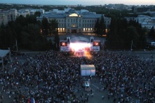 В Омске на День молодежи выступят Люся Чеботина и группа «DABRO»