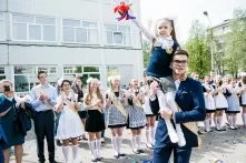 В Омске последние звонки проведут на улице