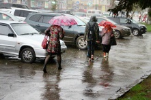 Омичей предупредили о грозах, сильном ветре и граде