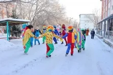 В Омске прошел флешмоб «Улыбка в окне»