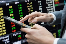 Эксперт рассказал, кто не дает упасть рублю